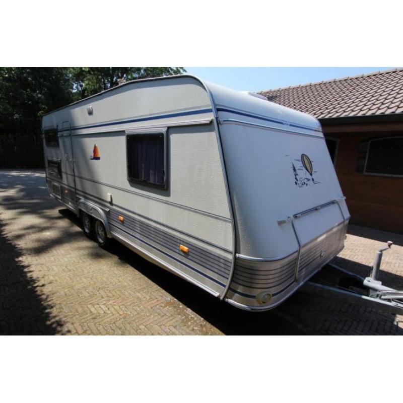 LMC TEC Travel King 620 MKD STAPELBEDDEN VASTBED RONDZIT