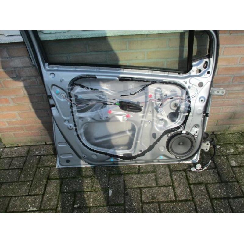 Linkervoorportier Yaris 4-deurs bj 012-016