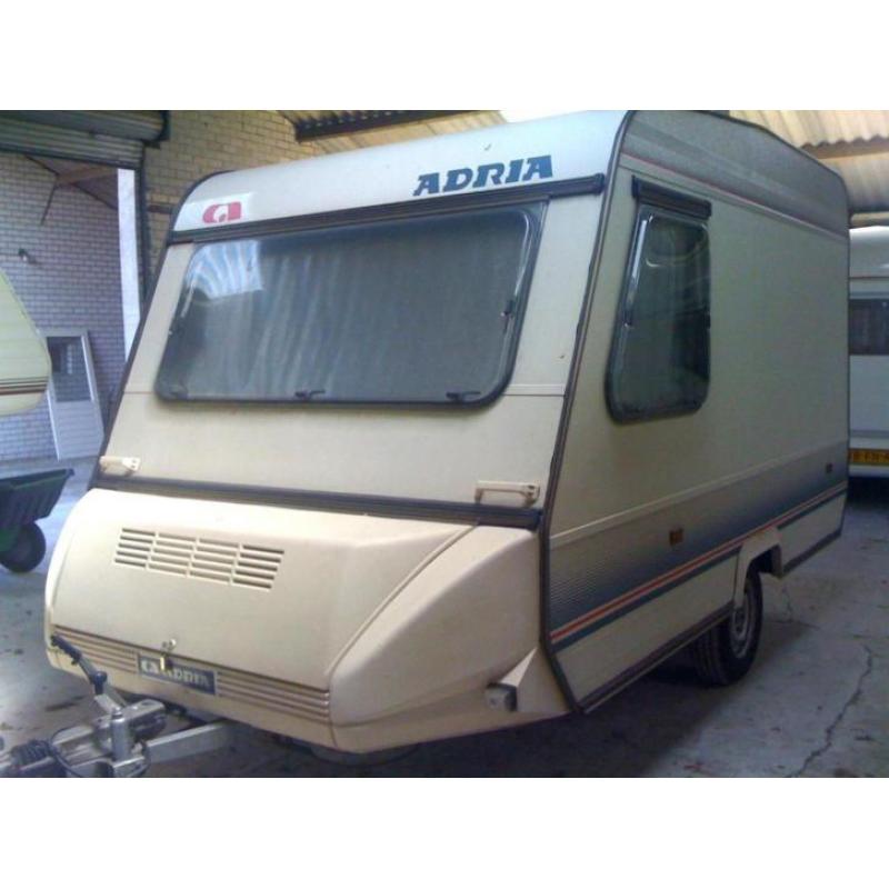 Adria 4256TD een compacte complete caravan, gebruiksklaar!