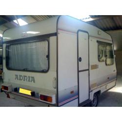 Adria 4256TD een compacte complete caravan, gebruiksklaar!