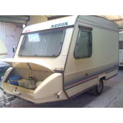 Adria 4256TD een compacte complete caravan, gebruiksklaar!