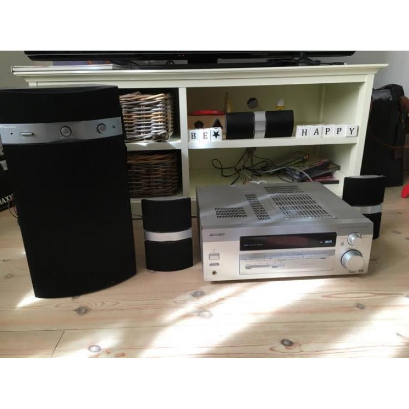 Pioneer VSX-D411 receiver, 5 x speakers, subwoofer