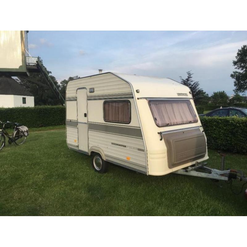 mooie kleine caravan met grote voortent