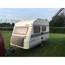 mooie kleine caravan met grote voortent