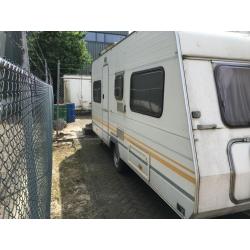 Mooie caravan met voor tent