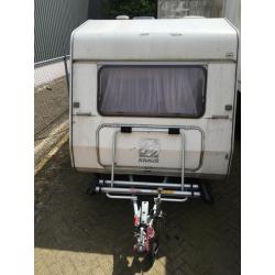 Mooie caravan met voor tent