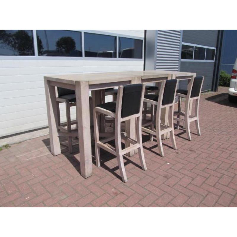 3 hoge tafels met stoelen