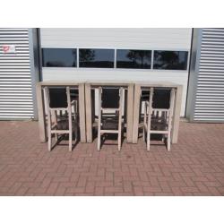 3 hoge tafels met stoelen