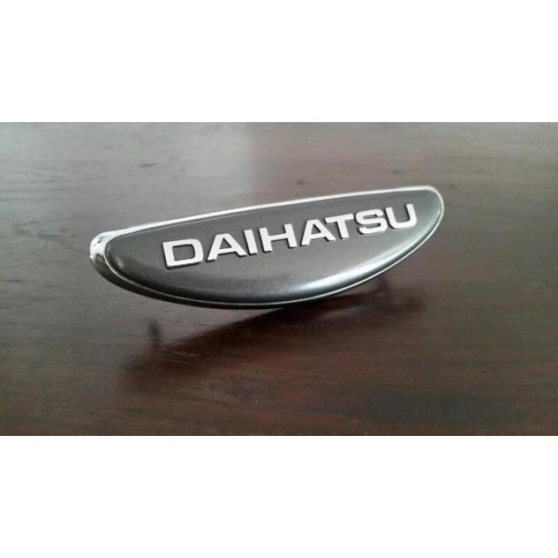 Origineel daihatsu charade gtti grill embleem nieuw.