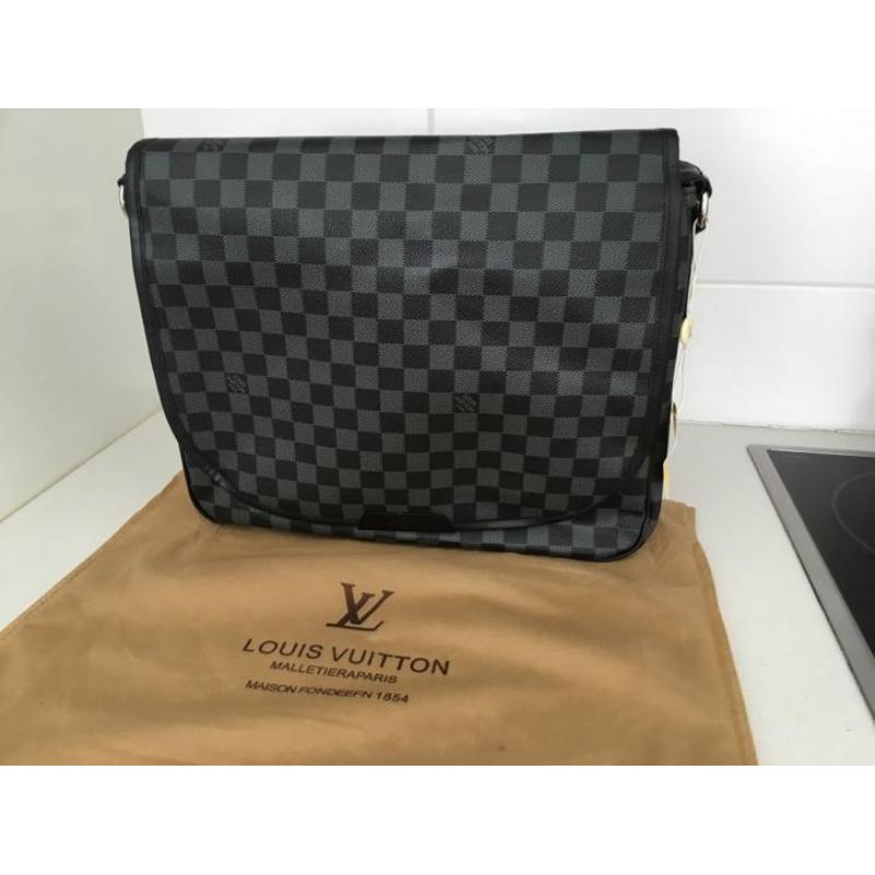 Louis Vuitton messenger bag riem toilettas