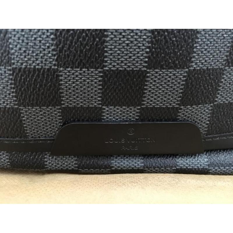 Louis Vuitton messenger bag riem toilettas