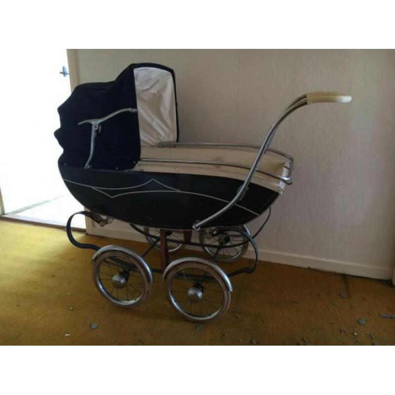 Mooie oude kinderwagen