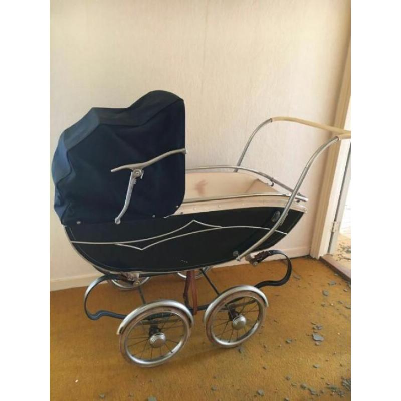 Mooie oude kinderwagen