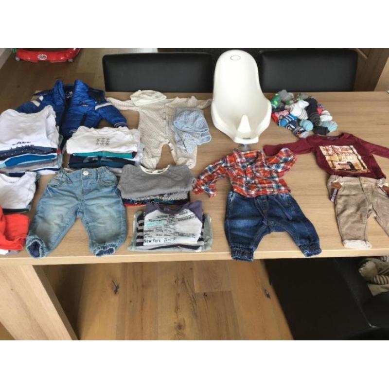 Grote zak met babykleding inclusief badzitje