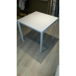 tafel en 2 stoelen