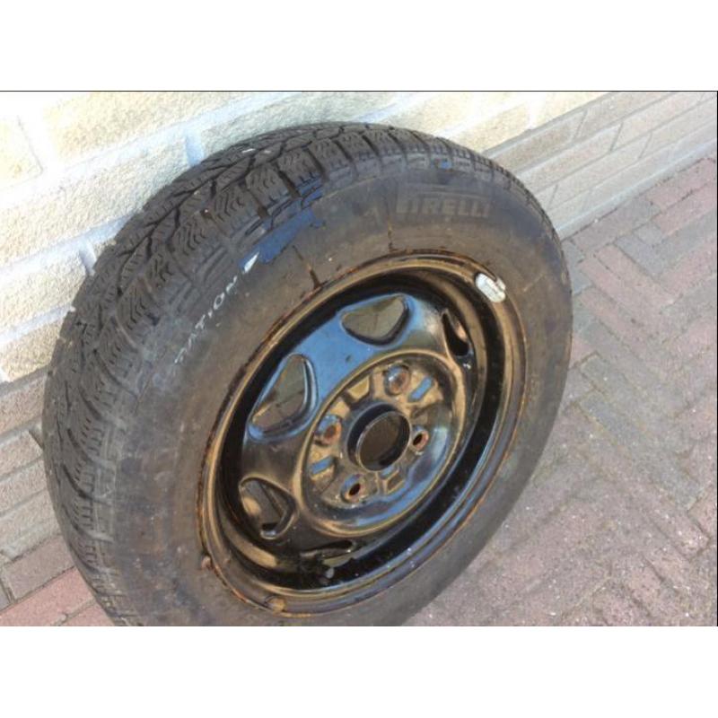 Te koop goede Pirelli banden + velgen