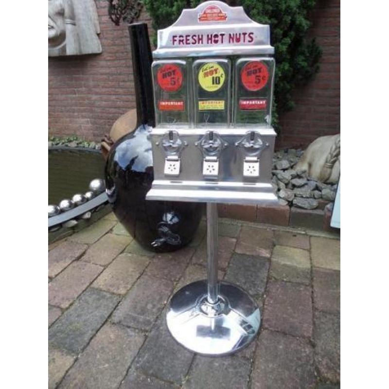 Pinda automaat FRESH HOT NUTS op voet fifties sixties