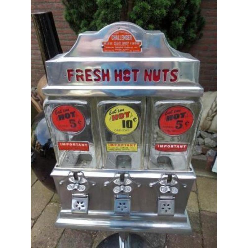 Pinda automaat FRESH HOT NUTS op voet fifties sixties