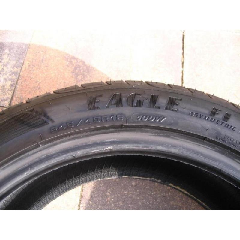 2x GOODYEAR banden 245-45-18