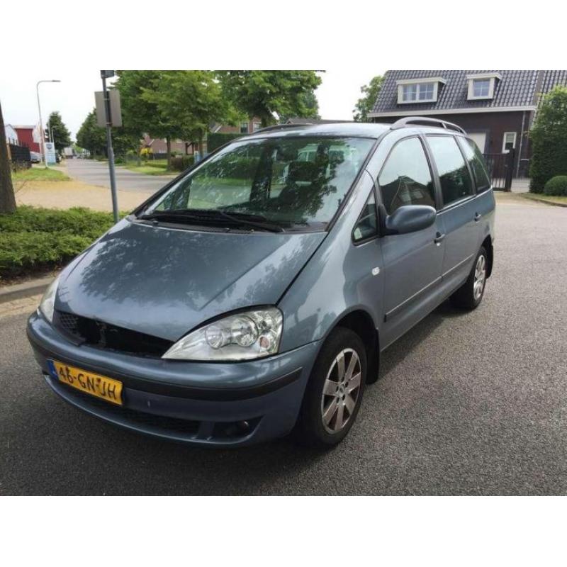 Ford Galaxy 2.3-16V Trend 7 zitter. Voorschade!!