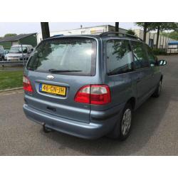 Ford Galaxy 2.3-16V Trend 7 zitter. Voorschade!!