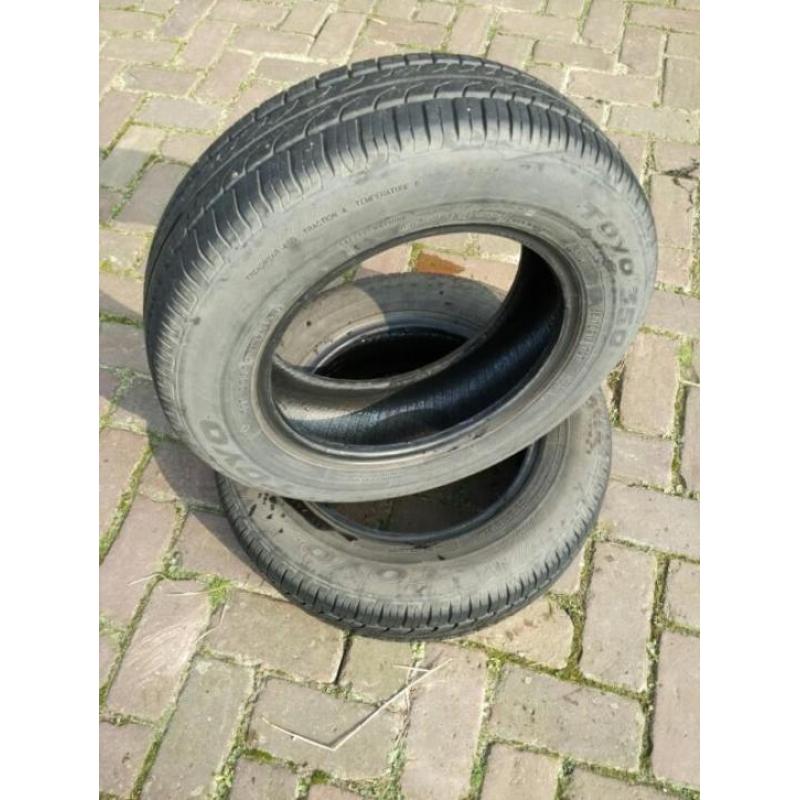 2x Autobanden Toyota 350 165/70R13 79T