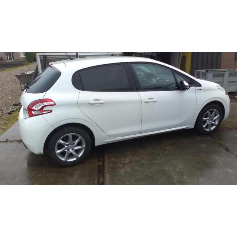 peugeot 208 1.4 hdi org 48000 km geh rijdbaar super schade