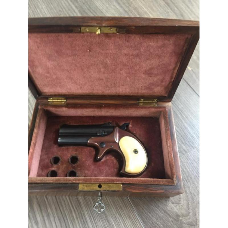 Antieke pistool geweer revolver Remington derringer kist