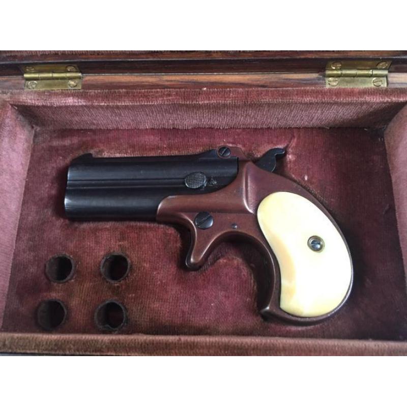 Antieke pistool geweer revolver Remington derringer kist