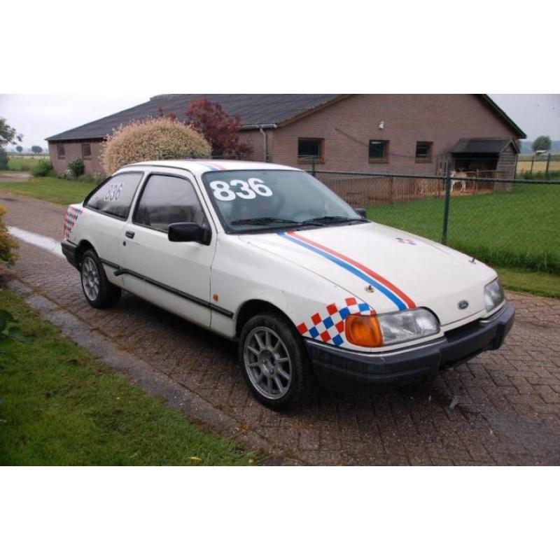 Ford Sierra 2.0L uit 1988 met rolkooi / rollbar en racestoel