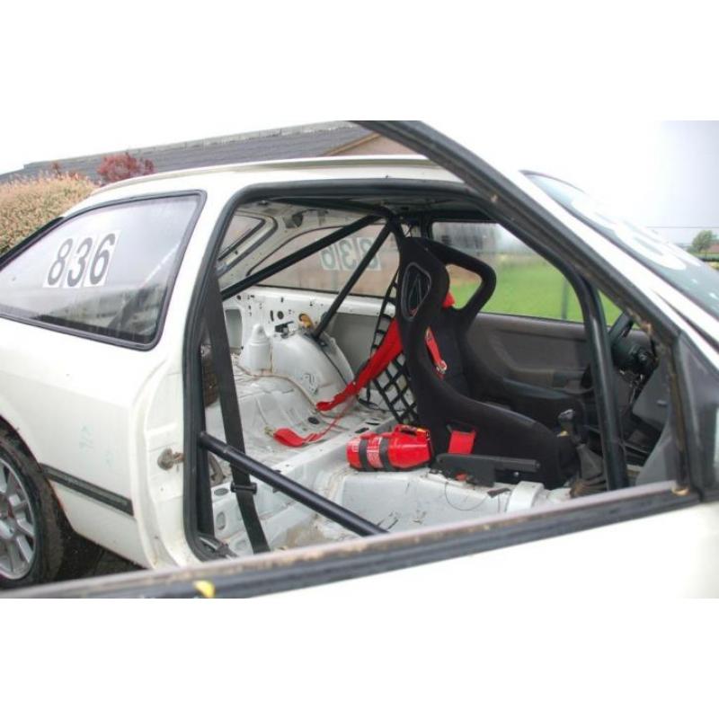 Ford Sierra 2.0L uit 1988 met rolkooi / rollbar en racestoel