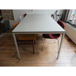 Ahrend bureau / (eet) tafel