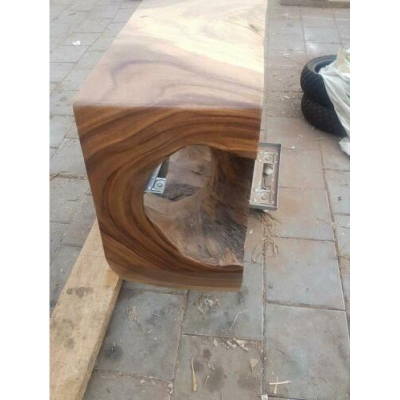 Sidetable 73cm hoog...125cm breed ...35cm diep